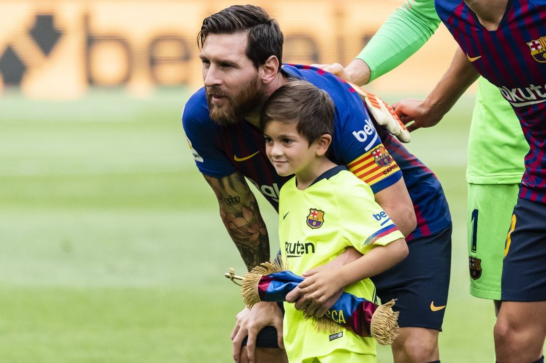 Thiago Messi junto a su padre, Leo Messi.