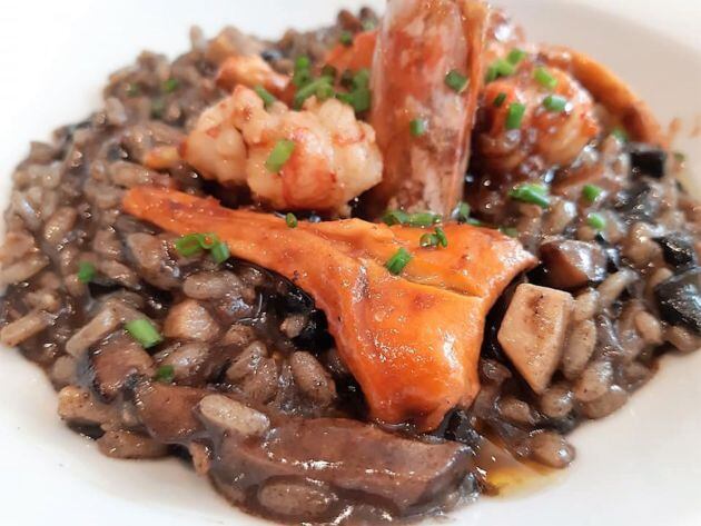 Arroz con trompetas negras, chantarellas y gambones