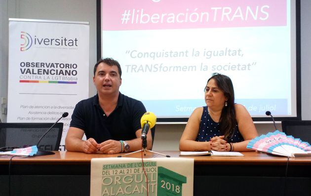 De izquierda a derecha, Toño abad y Visi González en el acto inaugural de Diversitat para el Orgullo 2018