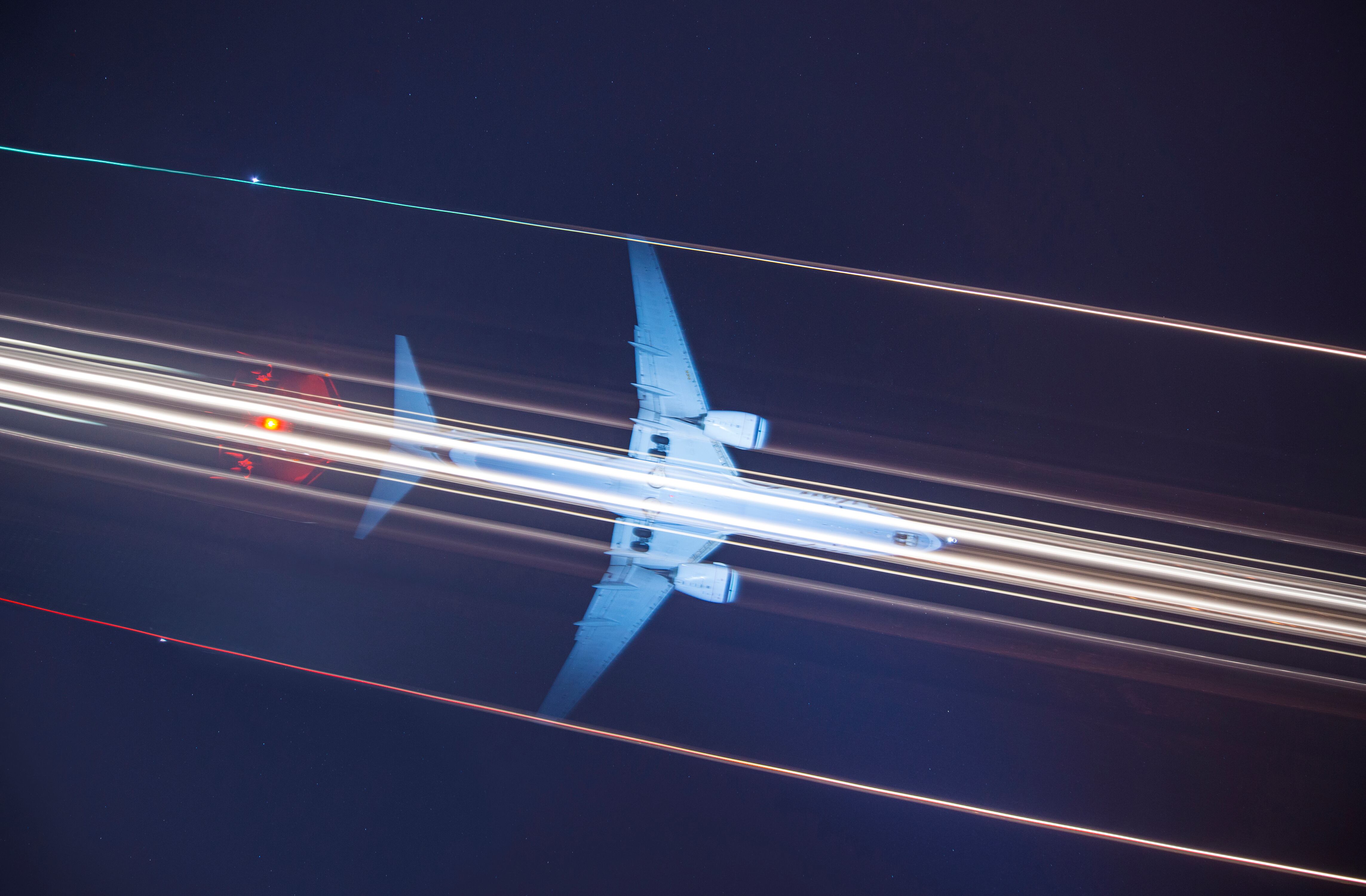 Ilustración de un avión a gran velocidad