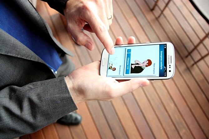 L'aplicatiu permet seleccionar el pictograma que es correspon amb l'emergència i avisar al 112 per geolocalització.