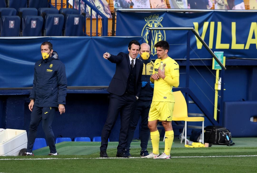 Unai Emery da instrucciones a Gerard Moreno durante el partido