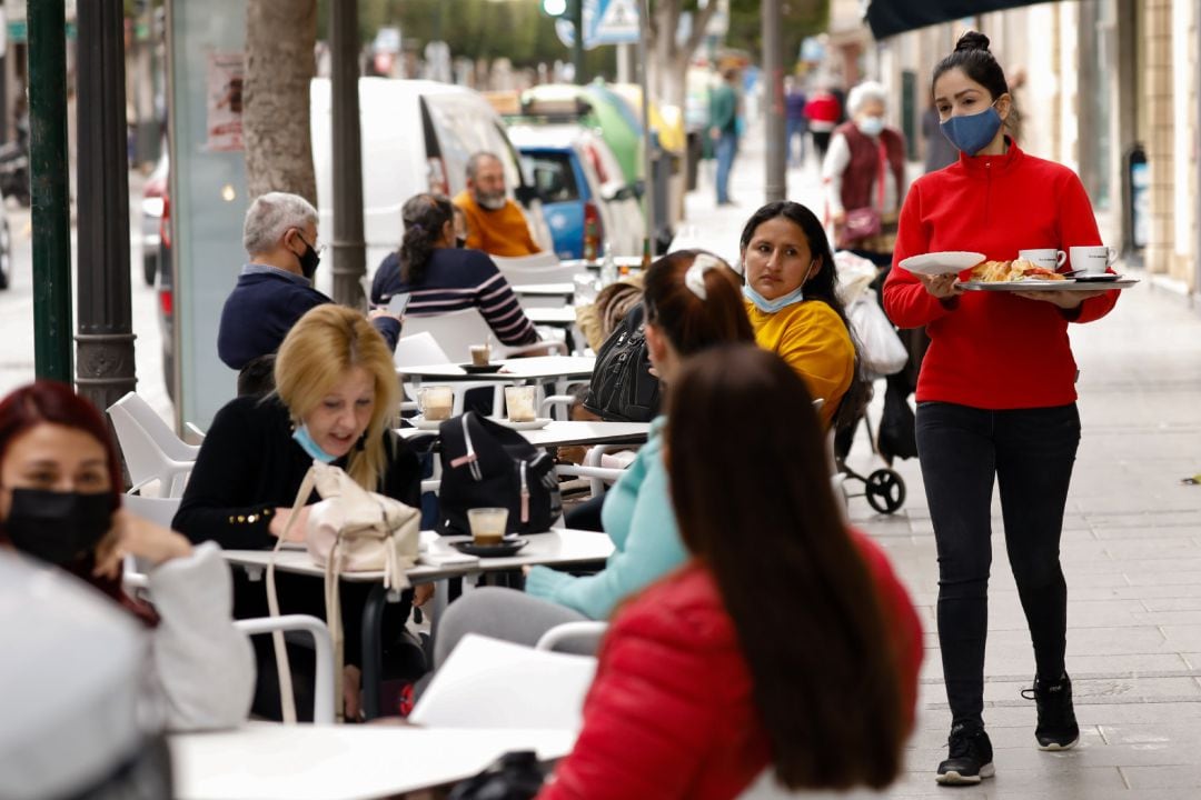 Varias personas en la terraza de un bar