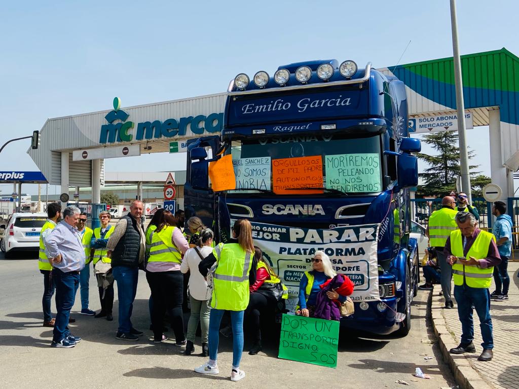 Concentración de transportistas y simpatizantes de la causa a las puertas de MercaCórdoba