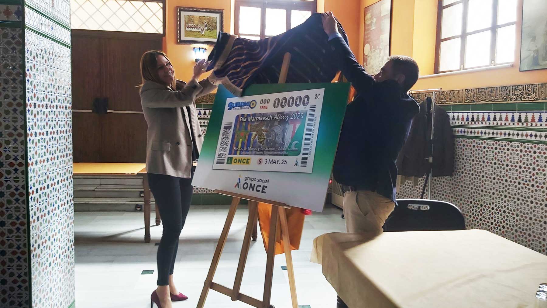 Instante en el que el presidente de la ASJ, Paco García, y la alférez moro, Ana Gisbert, descubren el cupón