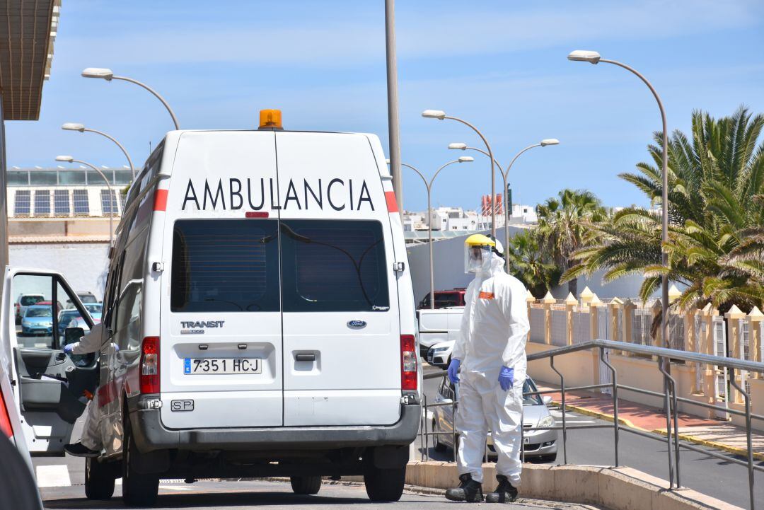 Ambulancia de Cruz Roja Lanzarote en la entrada de Urgencias del hospital Doctor José Molina Orosa.