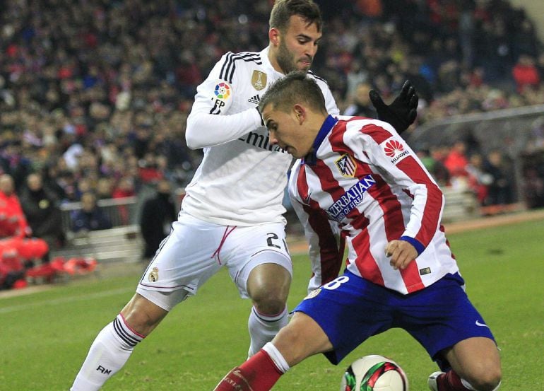 El defensa francés del Atlético de Madrid Lucas Hernández (d) disputa un balón con Jesé Rodríguez, del Real Madrid, durante el partido de ida de los octavos de final de la Copa del Rey que se juega esta noche en el estadio Vicente Calderón, en Madrid