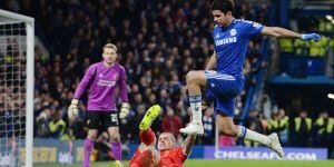 ARA01. LONDRES (REINO UNIDO), 27/01/2015.- Martin Skrtel (i) del Liverpool ante Diego Costa (d) del Chelsea durante la semifinal de la Copa English Capital One en el estadio Stamford Bridge de Londres (Reino Unido) hoy, martes 27 de enero de 2015. EFE/AND