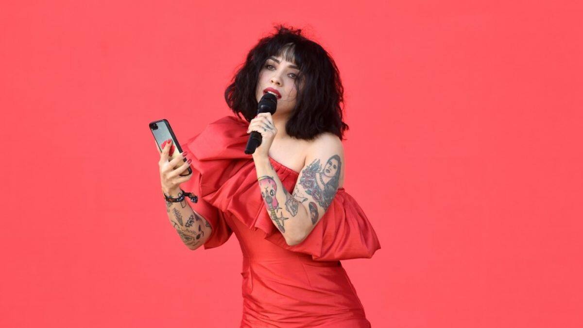 Pirineos Sur premia a Mon Laferte y a un proyecto de arte de la Once