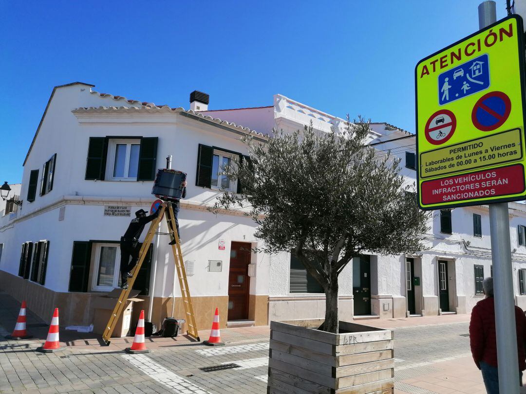 Ya está instalado el nuevo radar informativo a la entrada de la población del lado de Maó