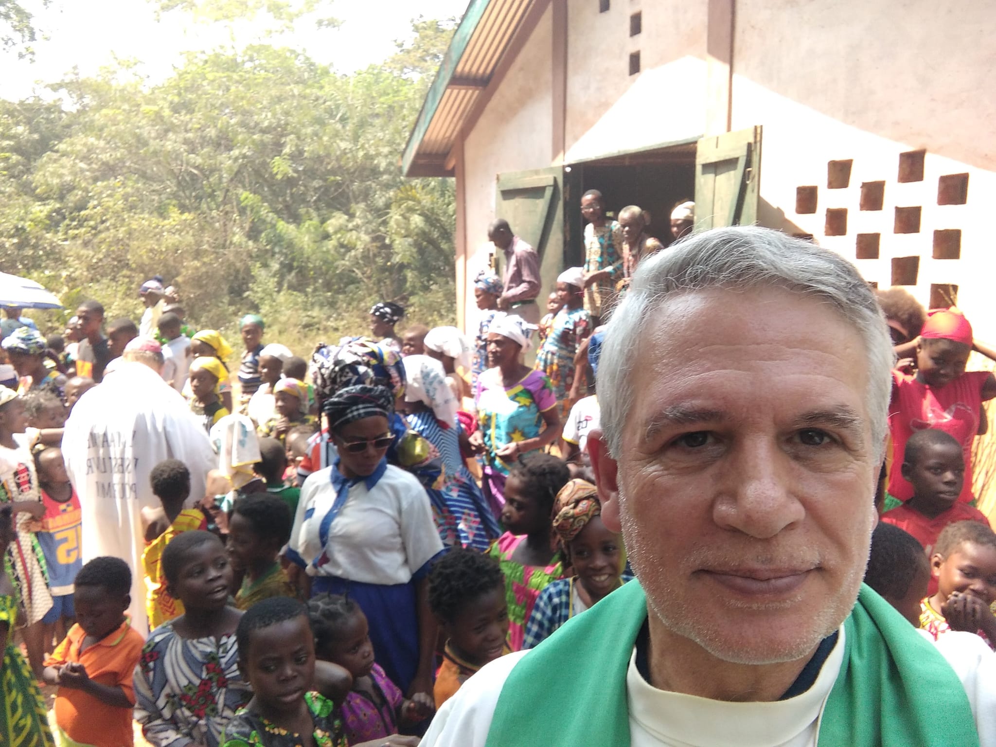 Luis Ángel Plaza, misionero de Adrada de Haza, en un viaje a África como presidente del IEME