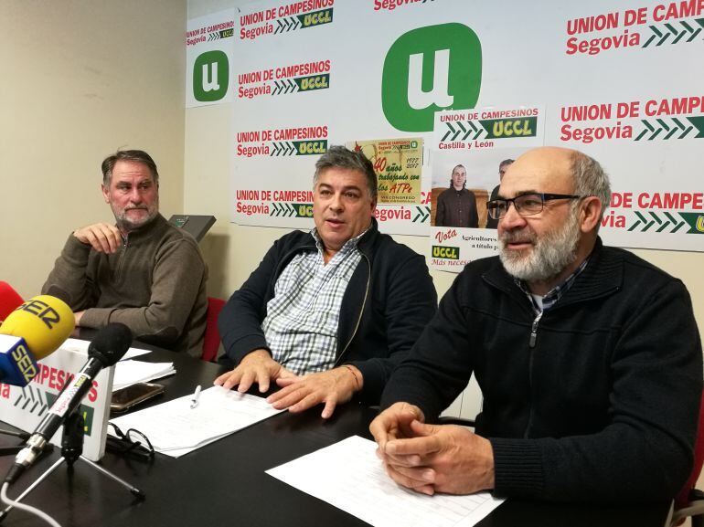 El presidente de UCCL en Segovia Juan Manuel Palomares (c) junto a Javier Esteban (i) y Fernando de la Fuente (d)