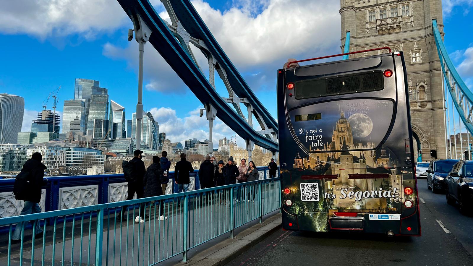 La imagen de Segovia recorre las calles de Londres en la trasera de este autobús turístico