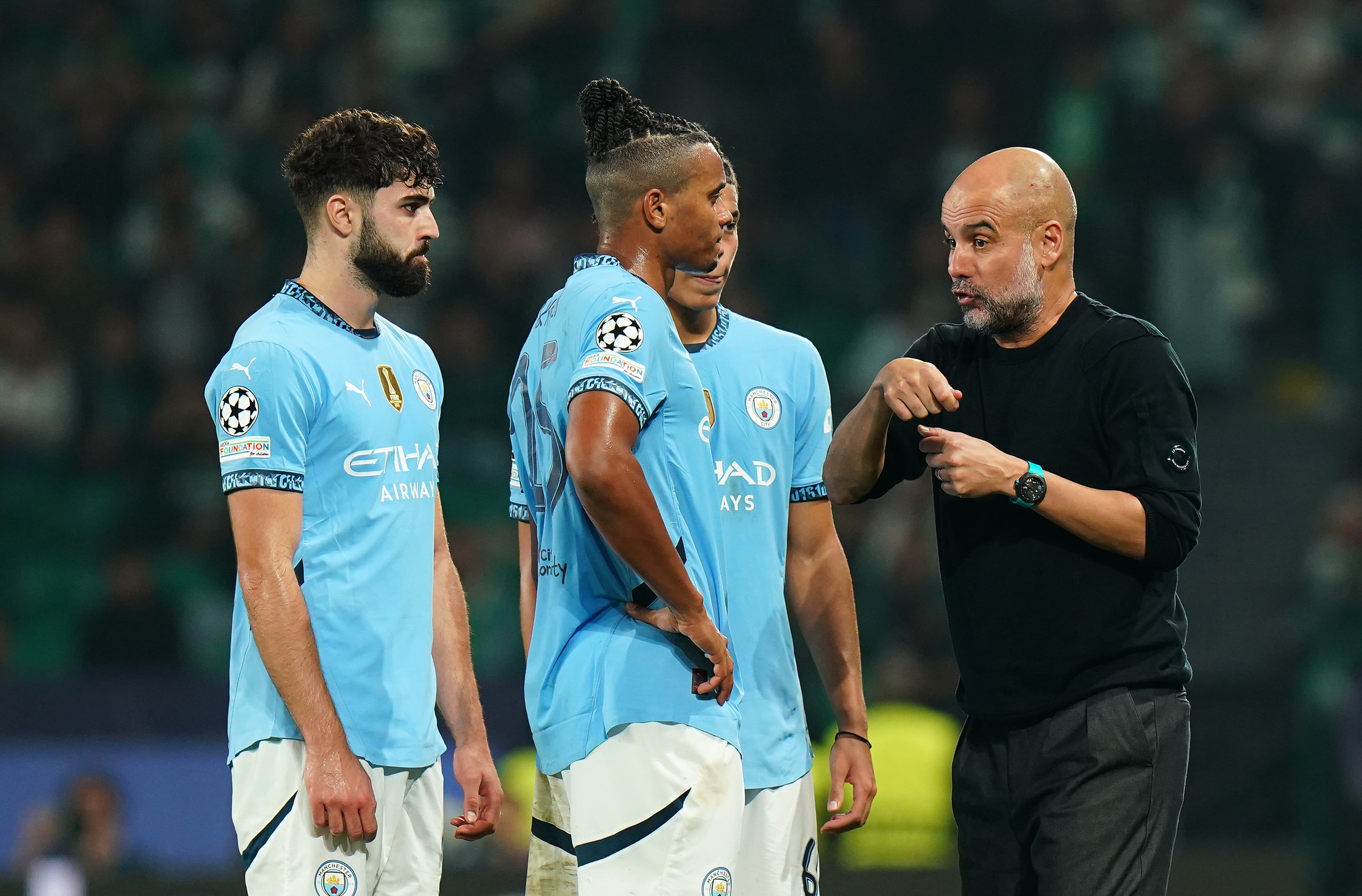 Pep Guardiola da instrucciones a los jugadores del Manchester City