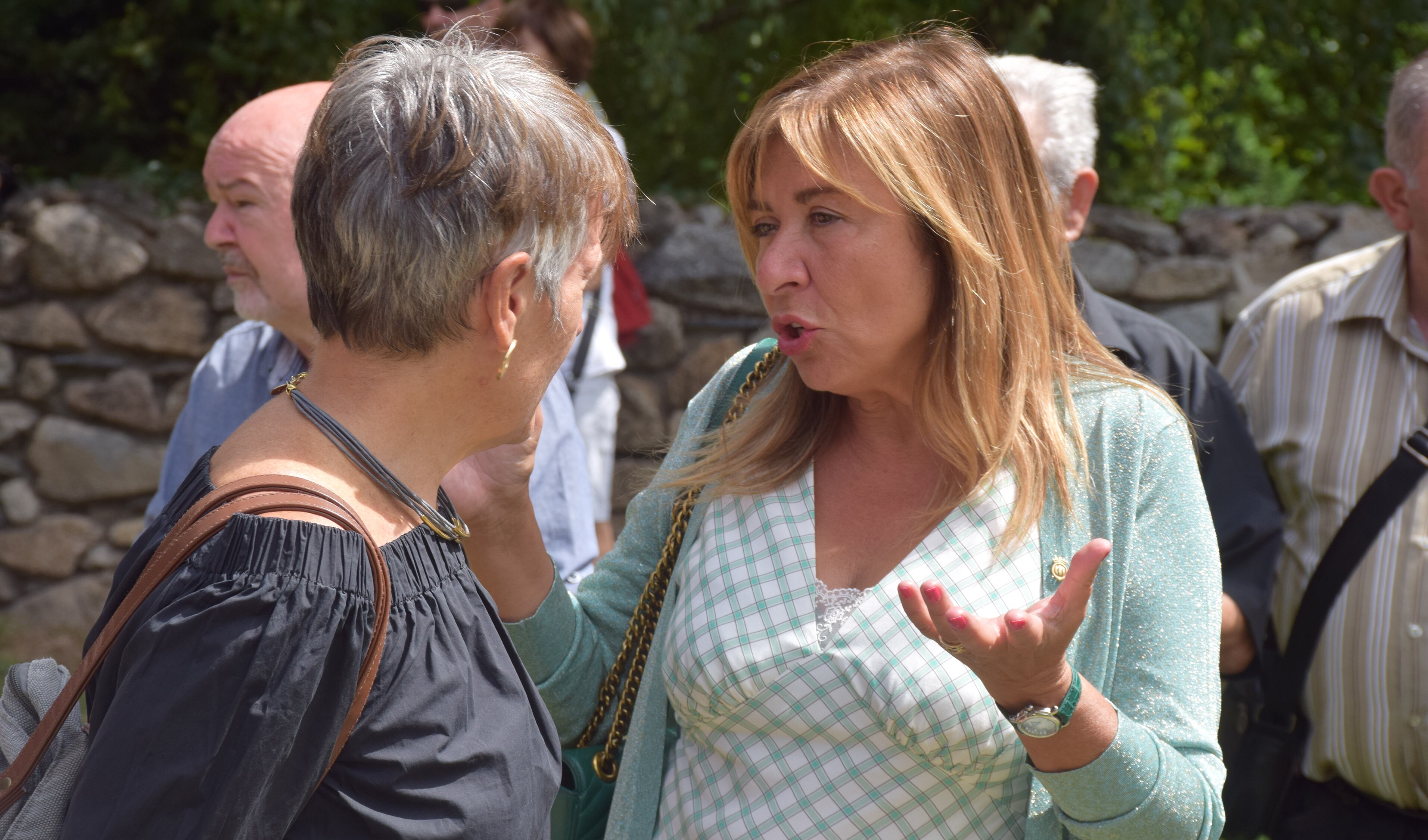 La cònsol major d'Andorra la Vella, Conxita Marsol, parlant amb la síndica general, Roser Suñé.