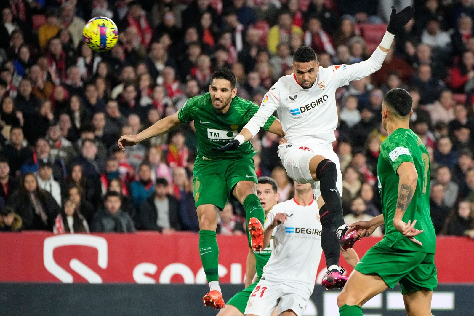 En-Nesyri se anticipa a Pedro Bigas y remata de cabeza el 1-0 para el Sevilla