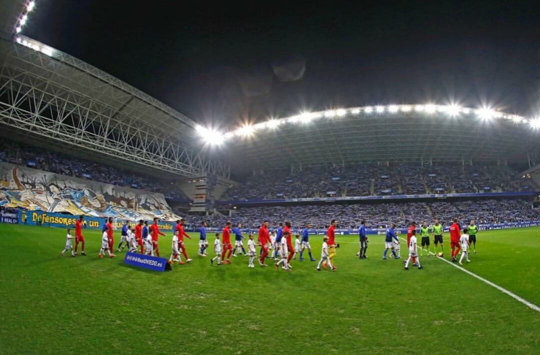 Salida de los jugadores al terreno juego en el último derbi.