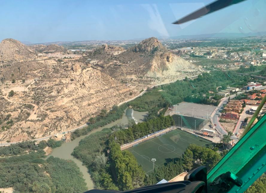 El helicóptero de la Dirección General de Seguridad Ciudadana y Emergencias intentando localizar desde el aire al bañista desaparecido.