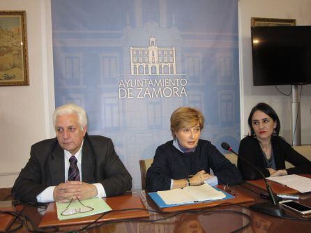 Las concejalas de Igualdad, Adoración Martín, y De Fiestas y Juventud, Soraya Merino, junto al Concejal Jose Carlos Calzada