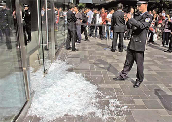 El cristal de la tienda se rompió como consecuencia de los empujones que se produjeron tras la supuesta agresión