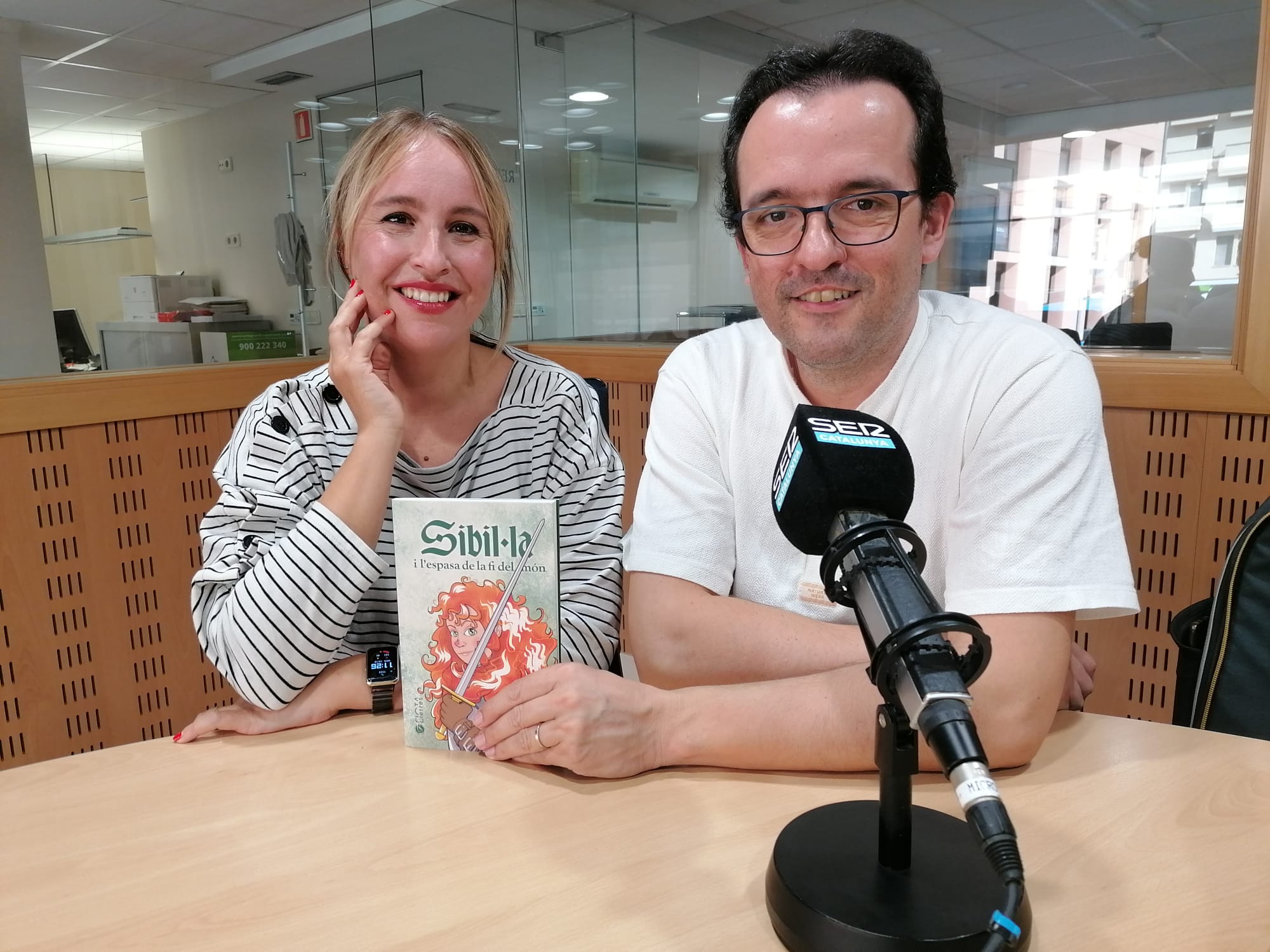 Mar Bosch Oliveras i Martí Ferrer als estudis de Ràdio Girona.