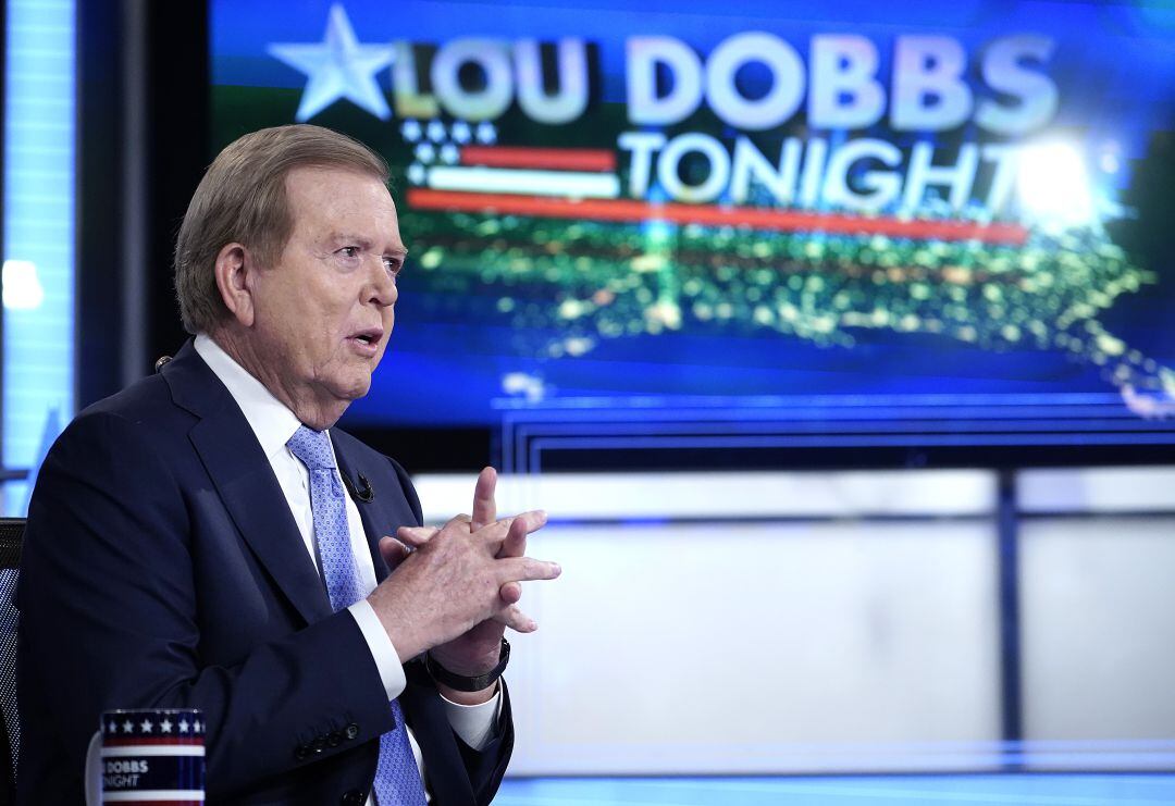 Lou Dobbs presentando su programa en Fox News