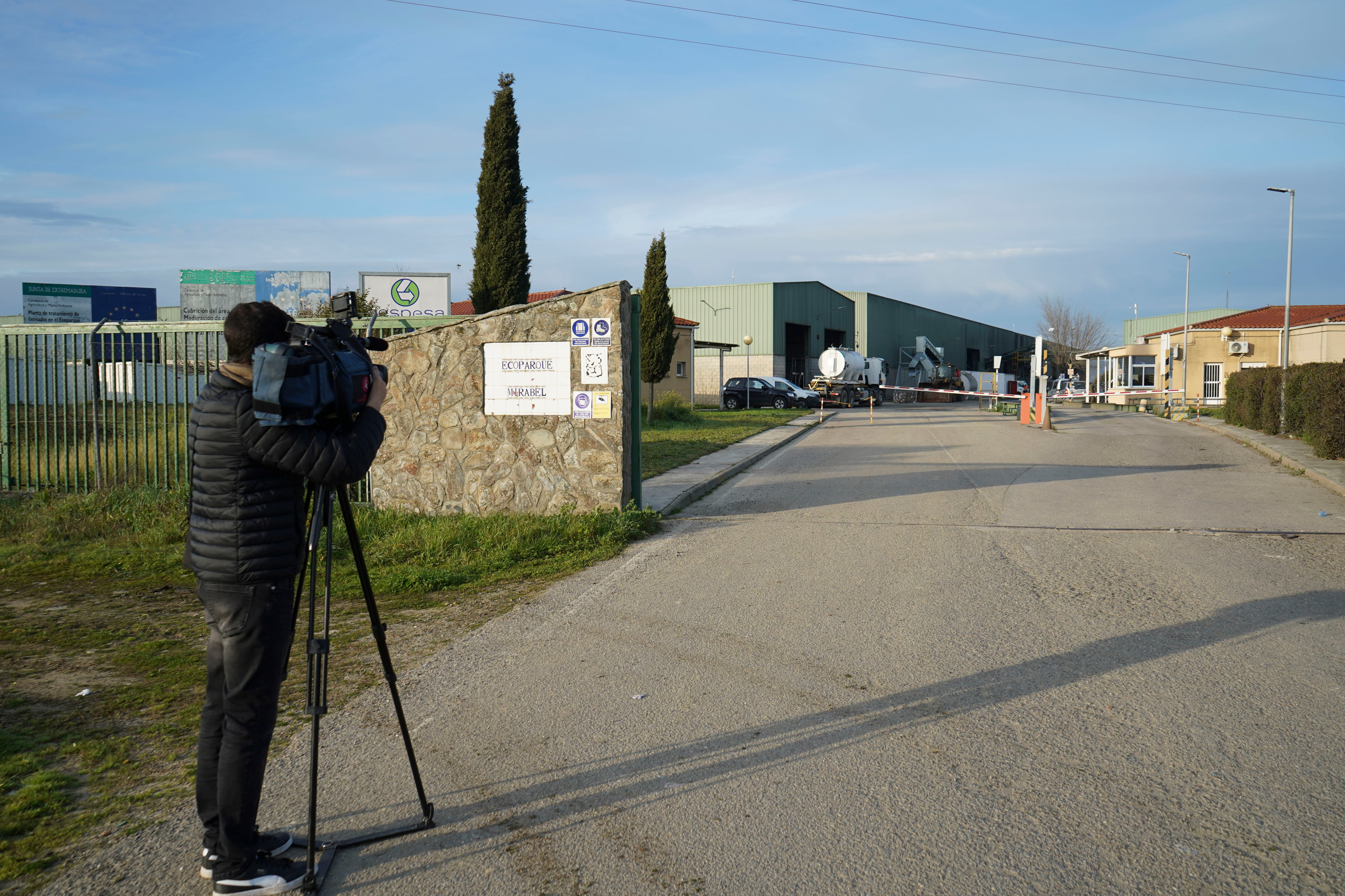 Exteriores de la planta de residuos y reciclaje de la localidad de Mirabel (Cáceres), en la que este lunes fue hallado el cadáver un bebé. El juzgado ha decretado el secreto de sumario en relación a este hallazgo. EFE/Eduardo Palomo.