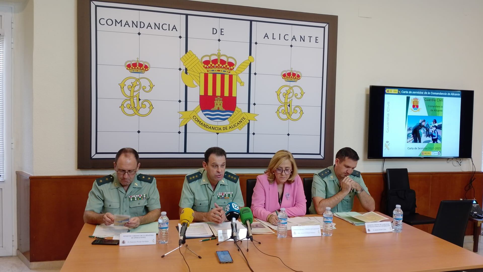 El coronel jefe de la Comandancia de la guardia Civil de Alicante, José Hernández Mosquera y la subdelegada del Gobierno en Alicante, Araceli Poblador, en el centro de la imagen