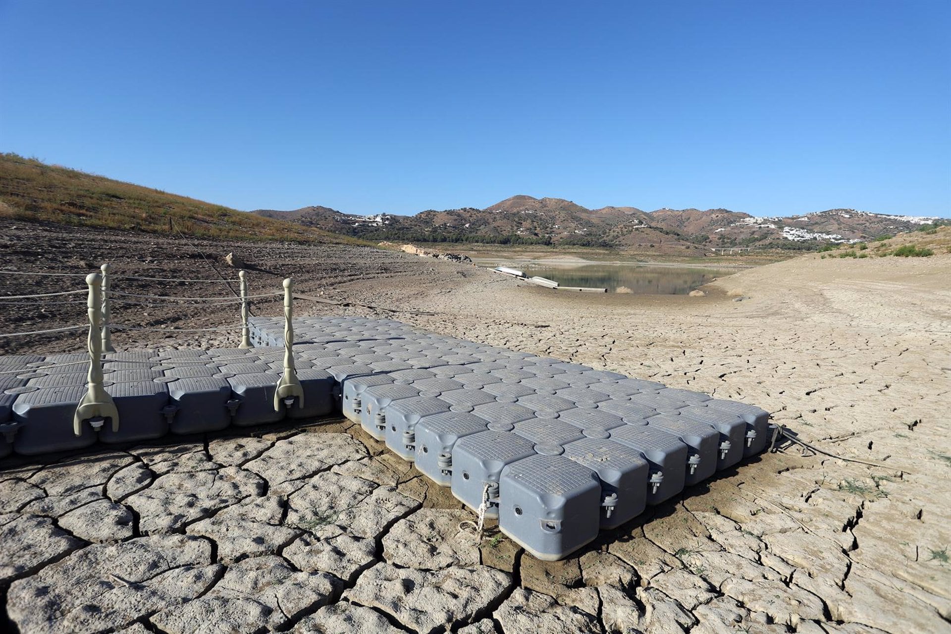 El pantano de La Viñuela situado en el término de Vélez Málaga se acerca a sus cifras mínimas históricas donde el embalse se encuentra al 8% de su capacidad, donde no llueve desde el pasado invierno y abastece a cerca de doscientos mil habitantes de 14 municipios,