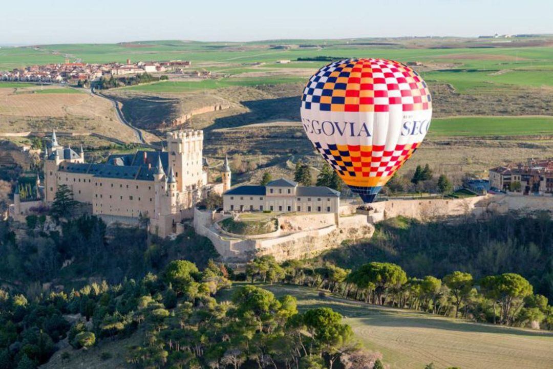 Uno de los globos que estos días surcan los cielos de Segovia