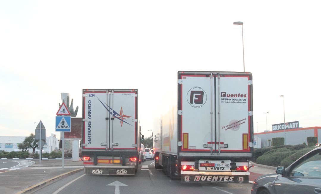 Imagen de camiones en las carreteras de la provincia