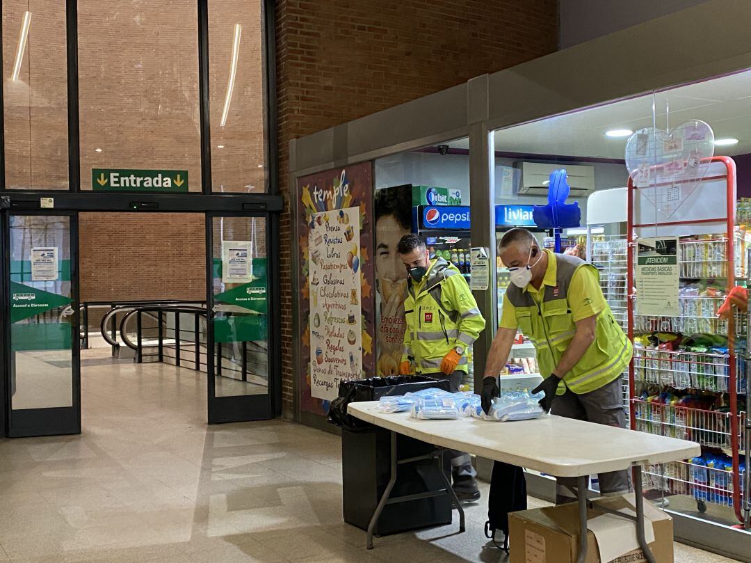 Reparto de mascarillas esta mañana en la estación de Plaza de Armas