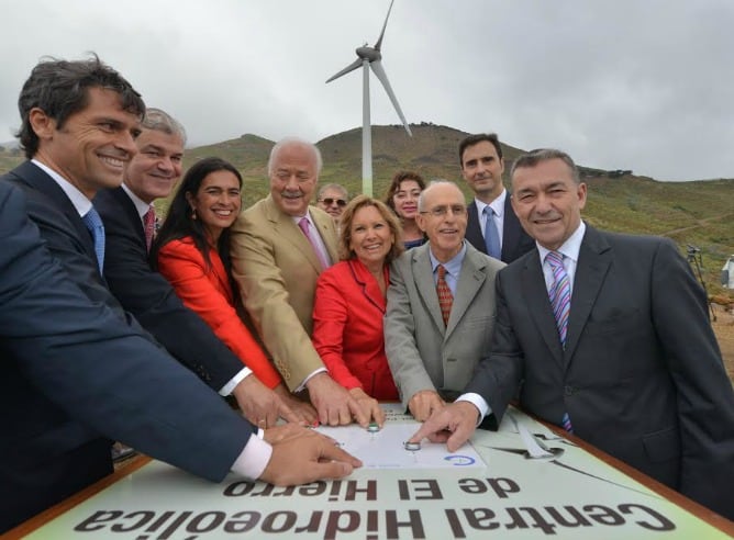 Representantes institucionales y empresariales participantes de la central hidroeólica