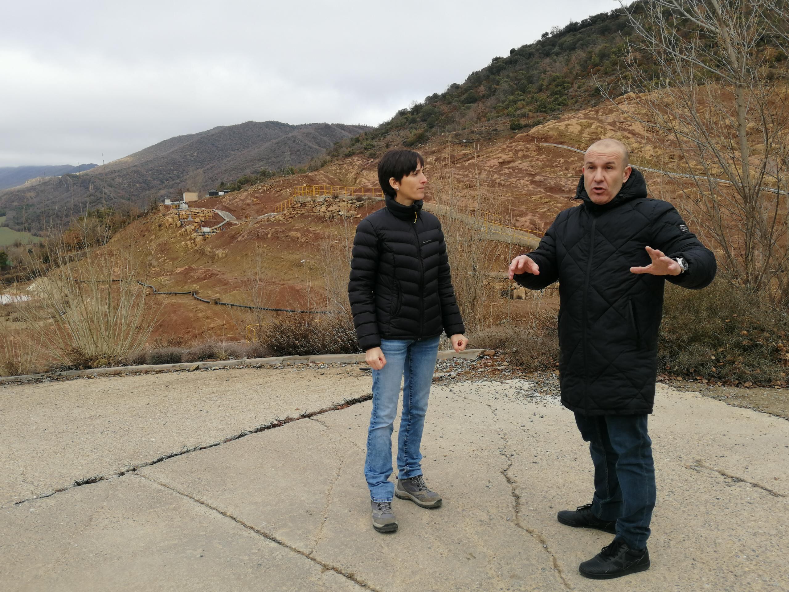 El director general de Cambio Climático del Gobierno de Aragón explica las actuaciones en el vertedero de Bailín junto a la jefa del servicio de Suelos Contaminados