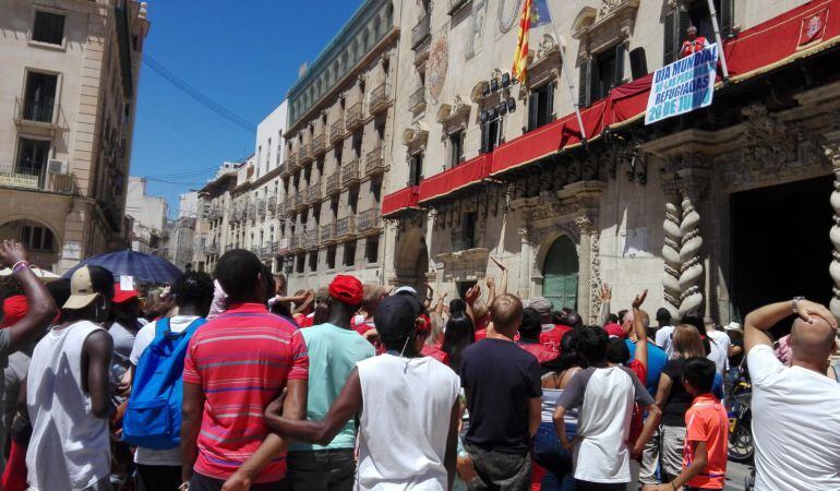 El Ayuntamiento celebra el Día Mundial del Refugiado con el despliegue de una bandera y un manifiesto.