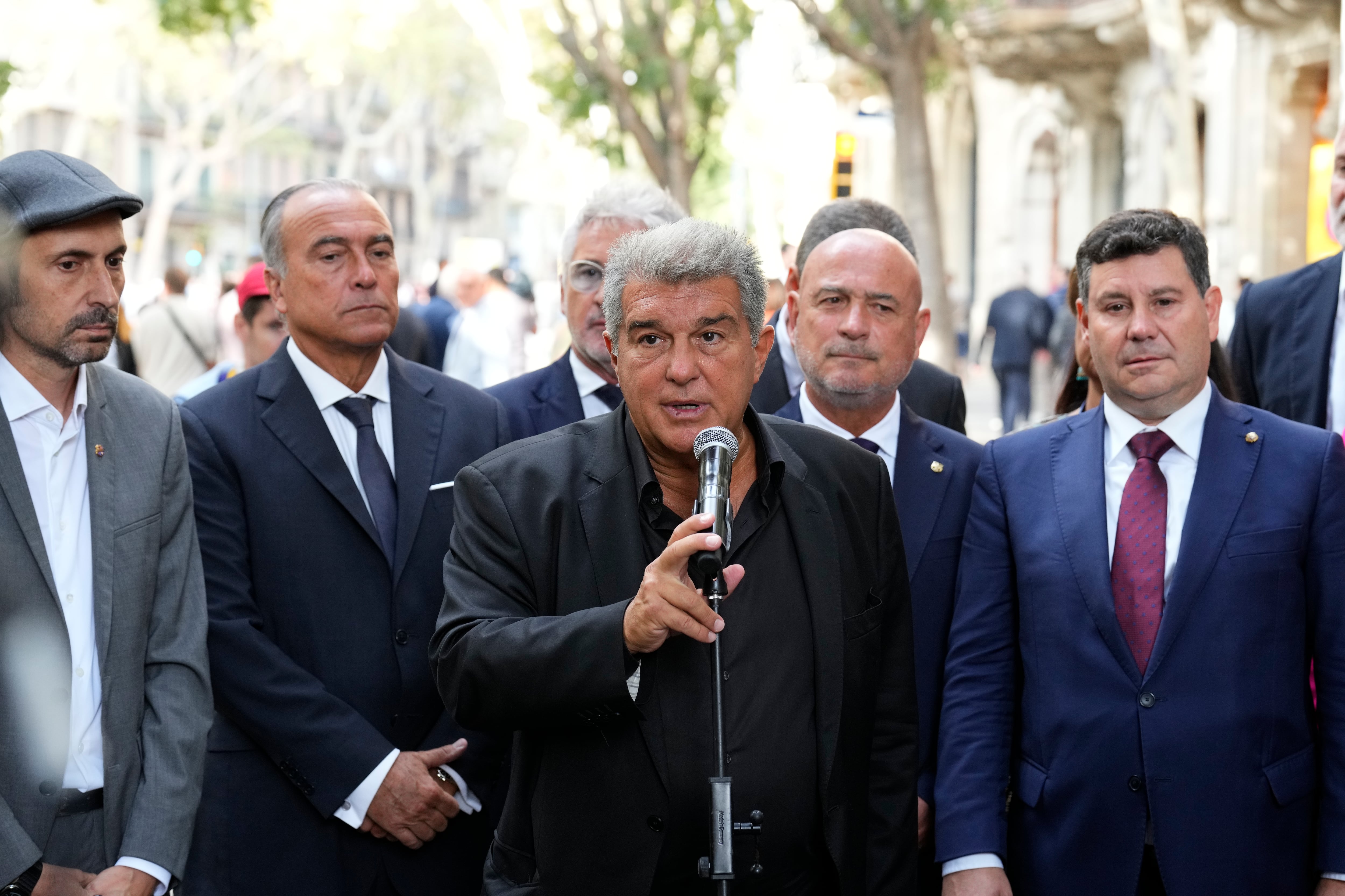 GRAFCAT3777. BARCELONA, 11/09/2023.- El presidente del FC Barcelona, Joan Laporta (c), atiende a la prensa tras la tradicional ofrenda floral en el monumento a Rafael Casanovas con motivo de la Diada del 11 de septiembre, día oficial de Cataluña. EFE/Alejandro García
