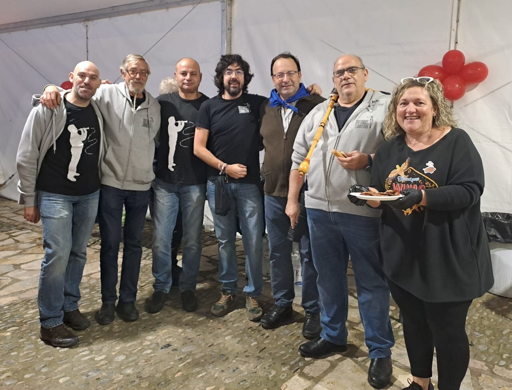 Foto de familia de los Gaiteros y la alcaldesa de Alquézar con Mariano Altemir