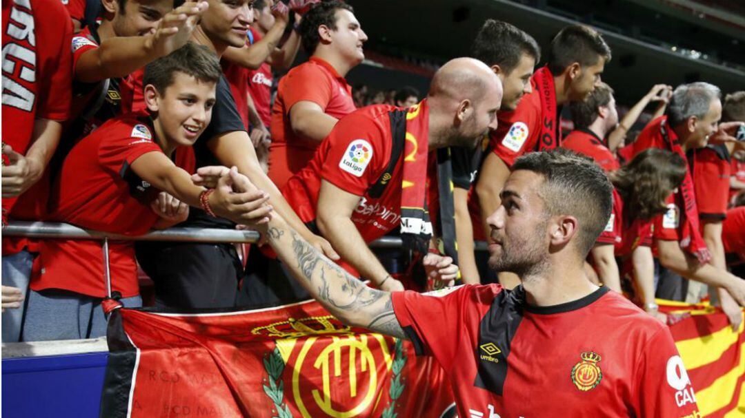 Dani Rodríguez saluda a los aficionados mallorquinistas.
