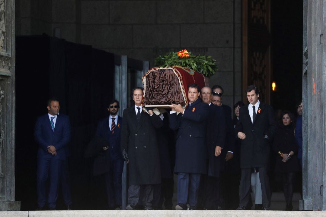 Los miembros de la familia Franco sacan el féretro del dictador del interior de la basílica del Valle de los Caídos 