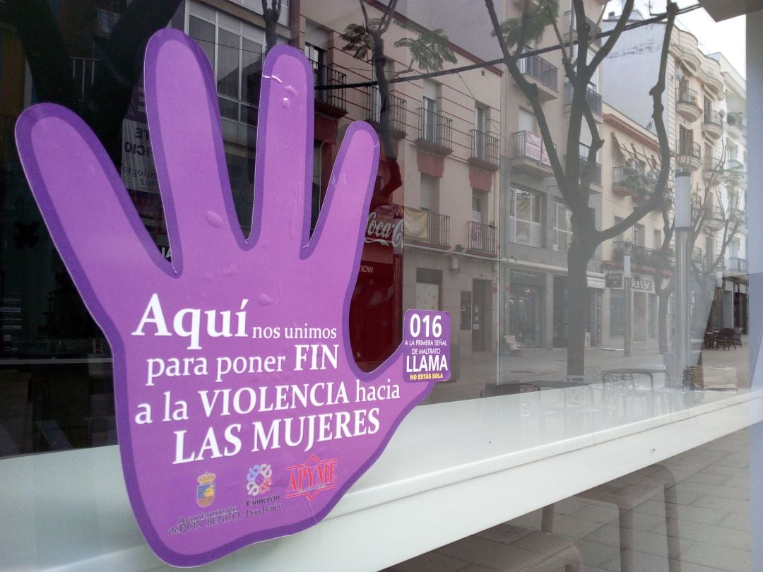 Una de las manos contra la violencia en los escaparates