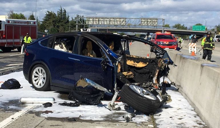 Los servicios de rescate trabajan en el lugar donde se estrelló el Model X, en California. 