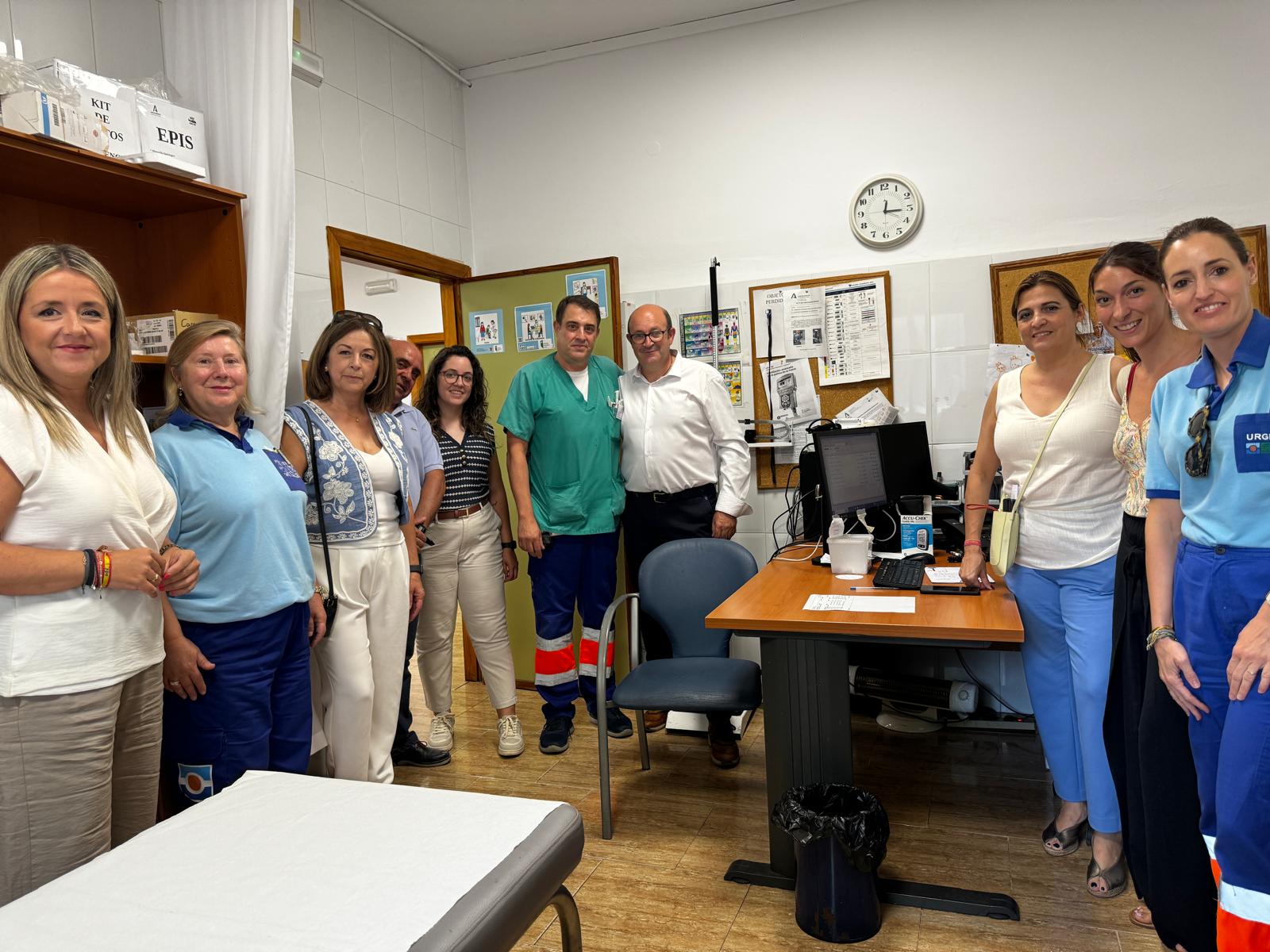 La delegada de Salud, Elena González (primera a la izquierda), acompañada de alcalde, concejales, representante del distrito sanitario y profesionales del consultorio médico de Bélmez de la Moraleda