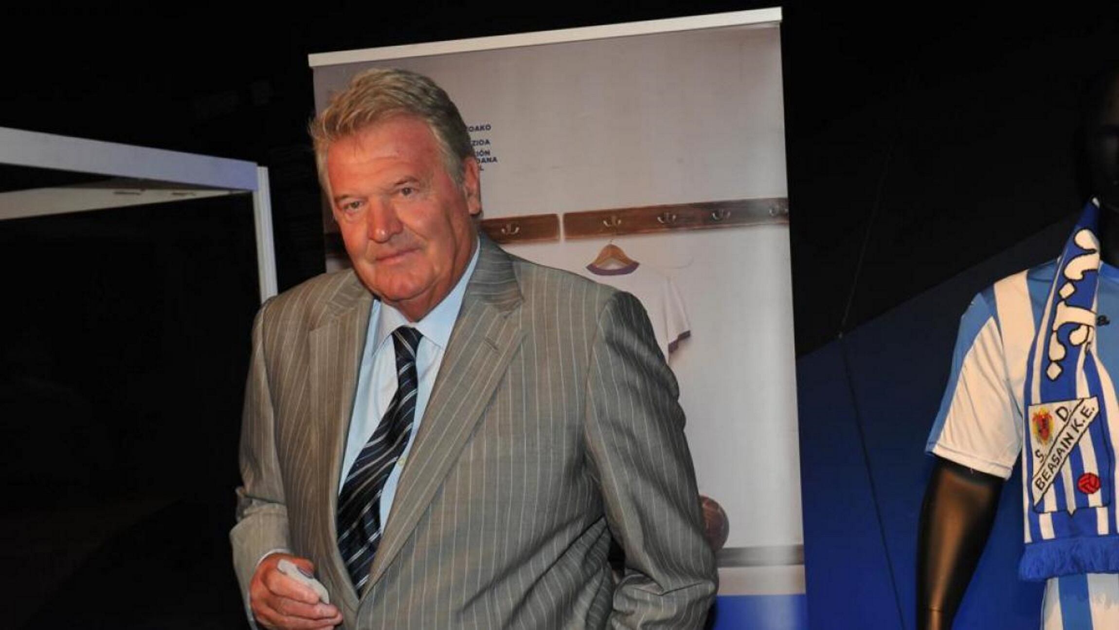 El ex técnico de la Real, JB Toschack, se encuentra ingresado por COVID