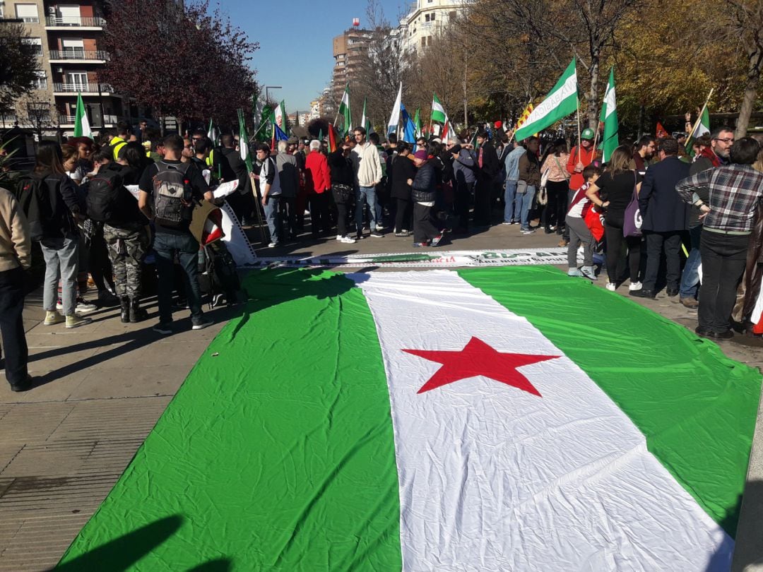 Los manifestantes se preparan junto al parque del Triunfo para iniciar la marcha