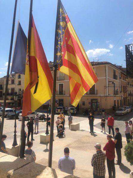 Imatge del minut de silenci a la porta de l&#039;Ajuntament d&#039;Albaida