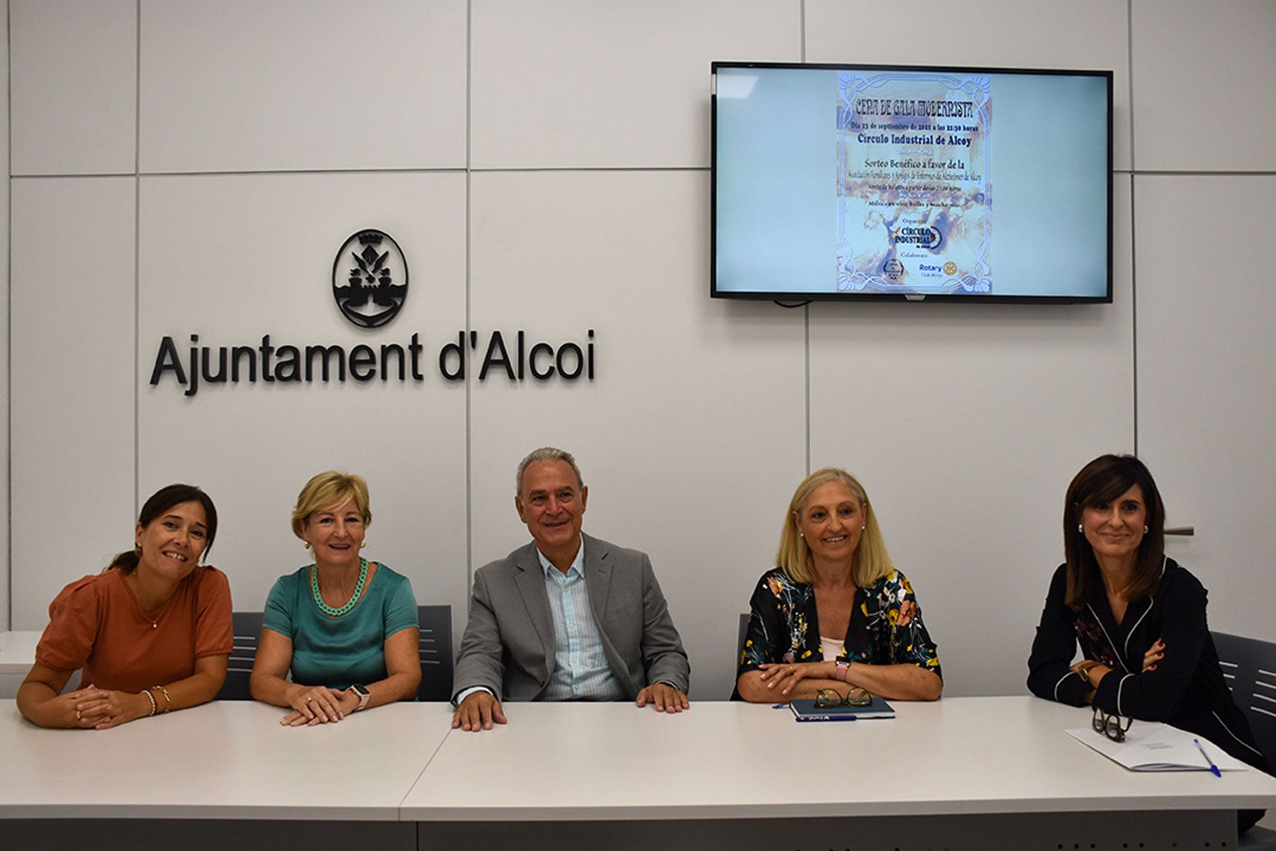 Carbonell, Gomis, Romero y Aracil estuvieron en el Ayuntamiento de Alcoy con la concejal de Turismo, Lorena Zamorano, presentando esta actividad