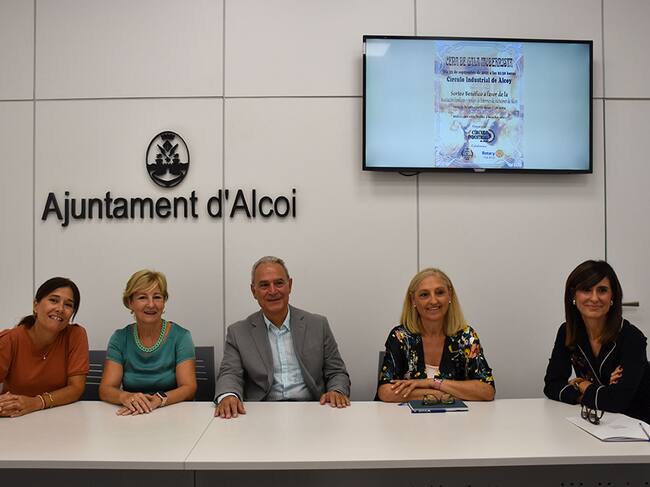 Carbonell, Gomis, Romero y Aracil estuvieron en el Ayuntamiento de Alcoy con la concejal de Turismo, Lorena Zamorano, presentando esta actividad