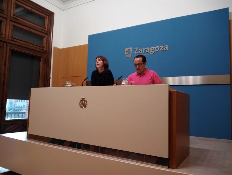 Los concejales Teresa Artigas y Alberto Cubero durante su comparecencia ante los medios de comunicación