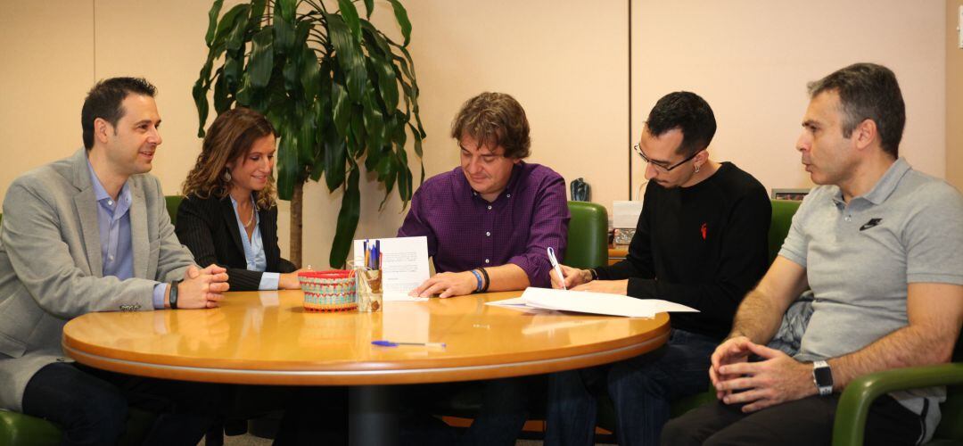 El presidente de la Federación Madrileña de Deportes de Parálisis Cerebral firmando el convenio con el alcalde de Fuenlabrada. 