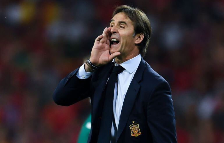 Lopetegui da instrucciones desde la banda